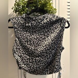 Sincerely Jules sz M Animal Print Crop Blouse Black Sleeveless  Mock-neck NWOT